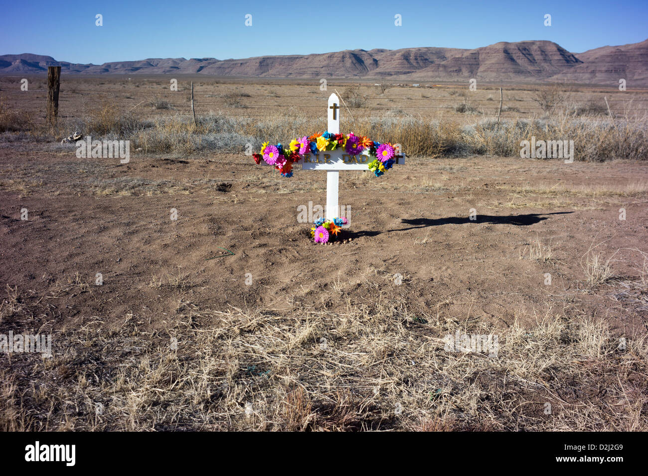 Memorial croce lungo una strada che indica il sito di un fatale incidente stradale ad ovest del Texas. Foto Stock