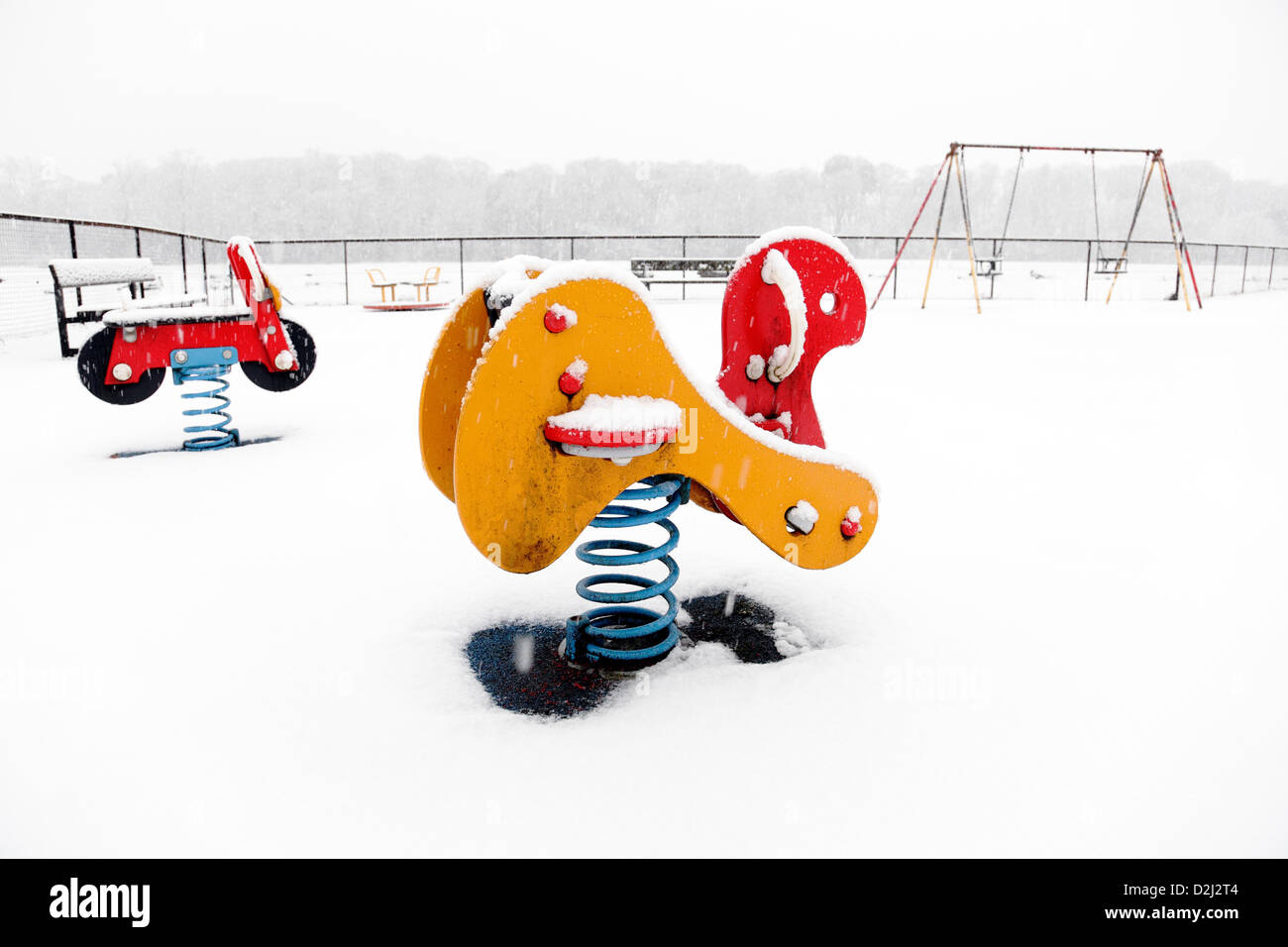 Lochwinnoch, Renfrewshire, Scozia, Regno Unito, venerdì, 25 Gennaio 2013. Neve invernale che cade in un parco giochi per bambini. Foto Stock