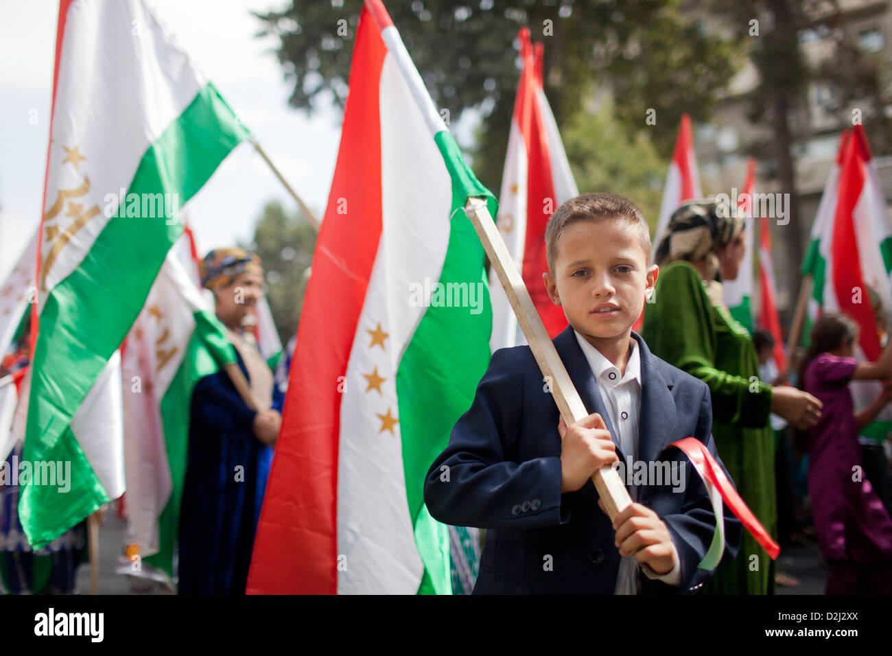 Un ragazzo tagiko trasporta in Tagikistan il flag durante un giorno di indipendenza in festa a Dushanbe, Tagikistan. Foto Stock