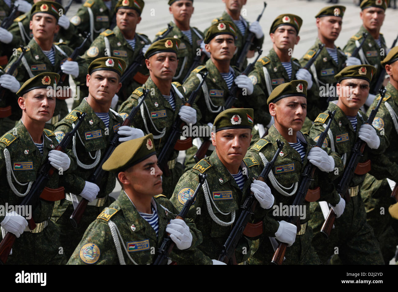 Soldati tagiko marching durante un giorno di indipendenza in festa a Dushanbe, Tagikistan. Foto Stock