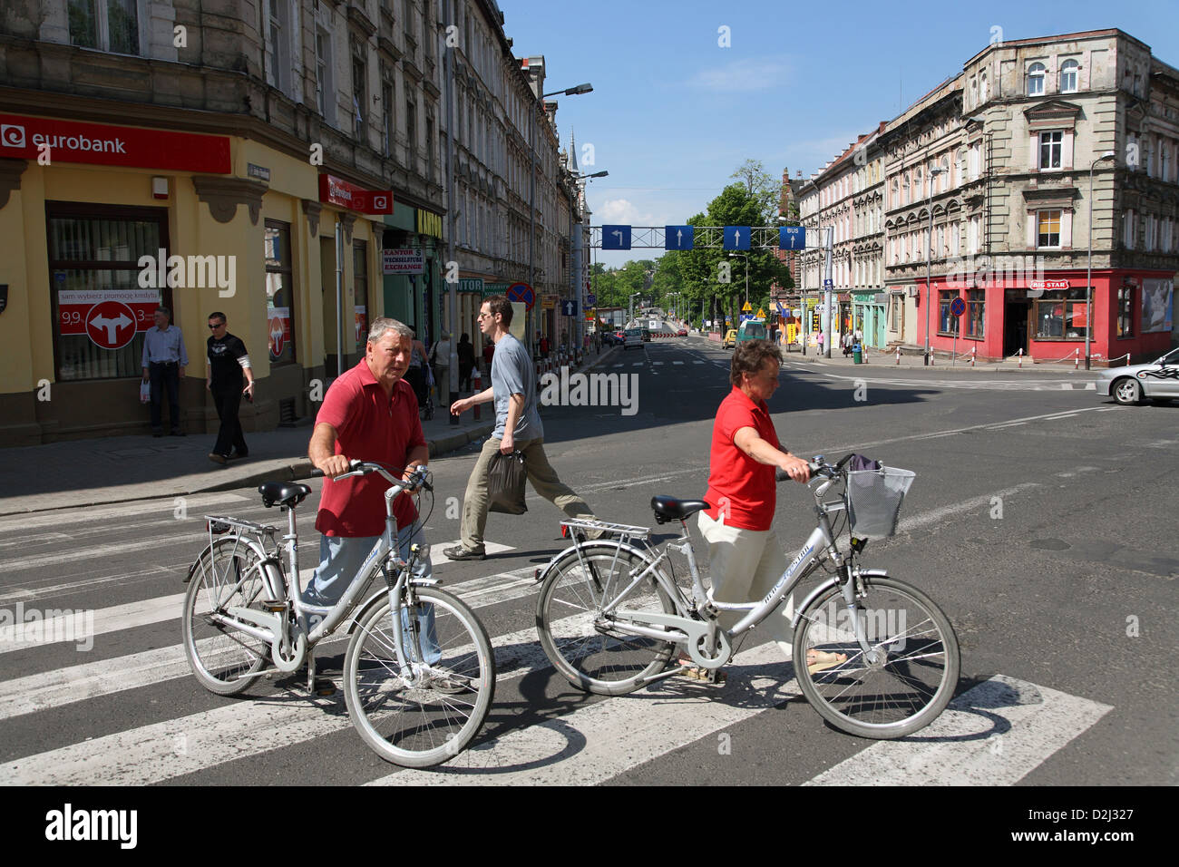 Zgorzelec, Polonia, ciclisti di attraversare la strada o in background di frontiera Foto Stock