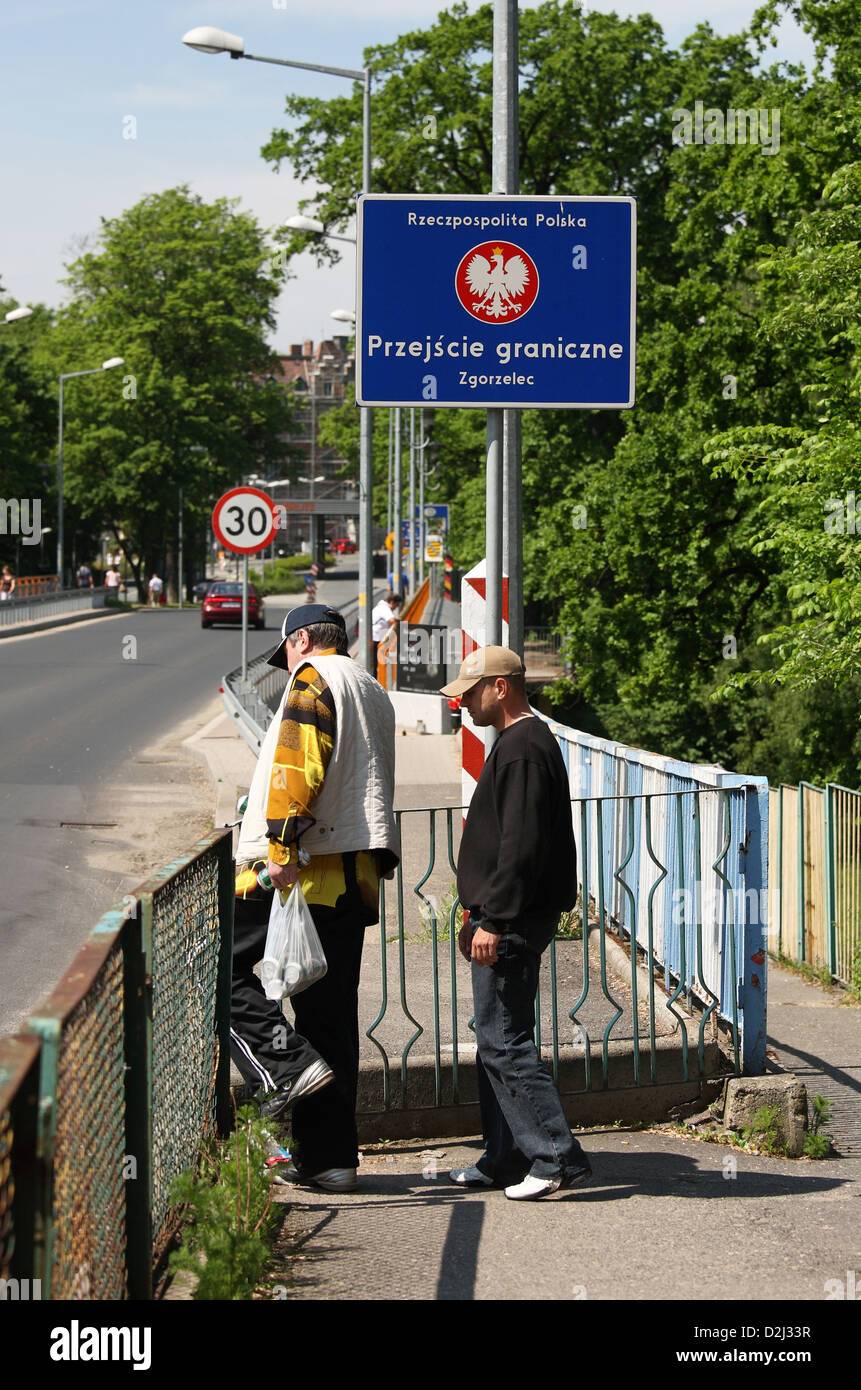 Zgorzelec, Polonia, due passanti di ritorno dal retro dello shopping sul lato polacco Foto Stock