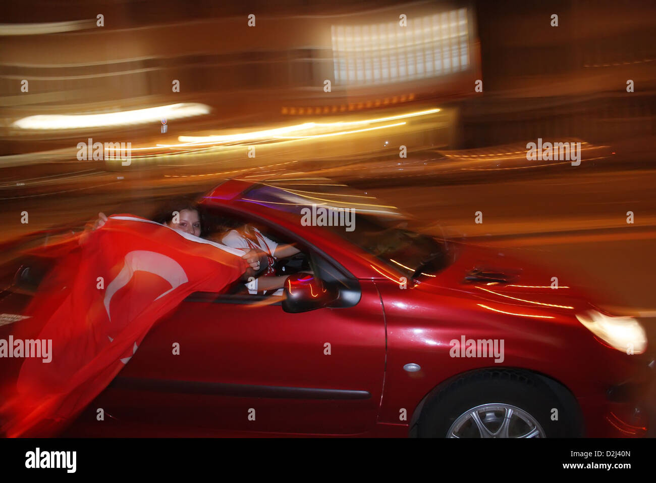 Bremen, Germania, soccer fans festeggiare la vittoria del team turco nei quarti di finale Foto Stock