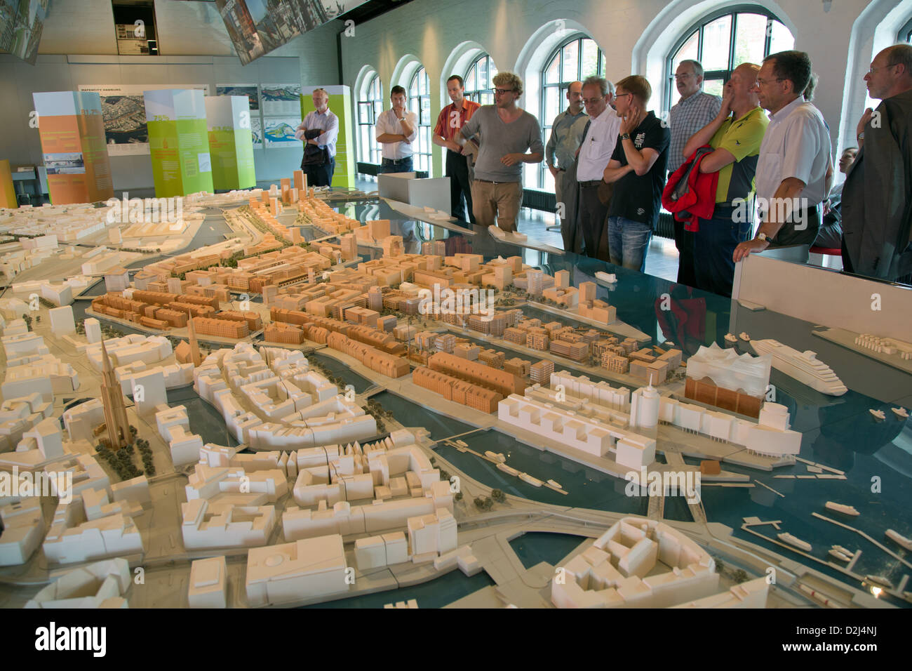 Amburgo, Germania, i turisti guardano un modello della città di Amburgo e la HafenCity Foto Stock