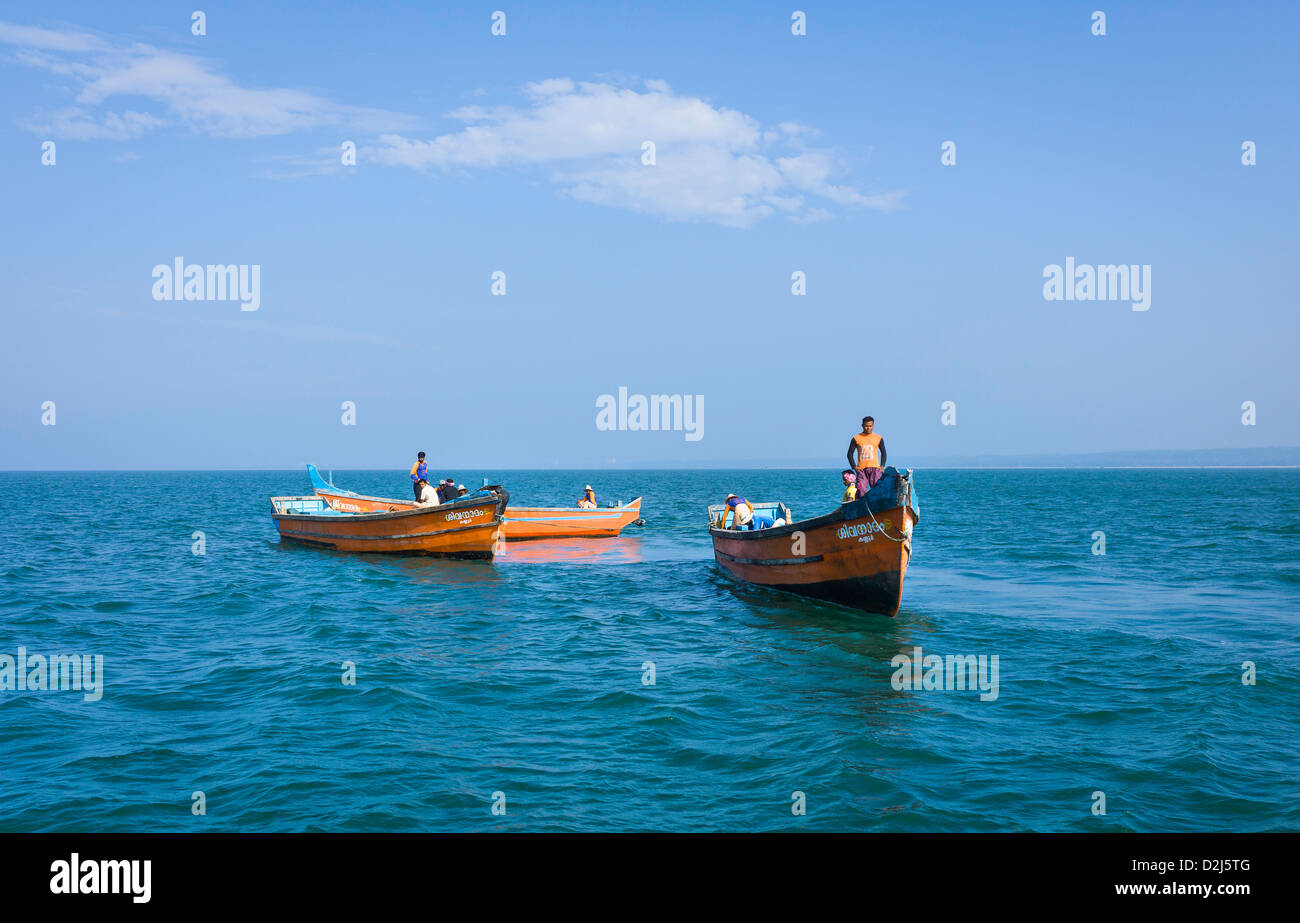 Barche da pesca da Mapilla Bay Harbor, Kannur, Kerala, India. Queste sono 'Consegna' Barche usate per consegnare la cattura di mercato. Foto Stock