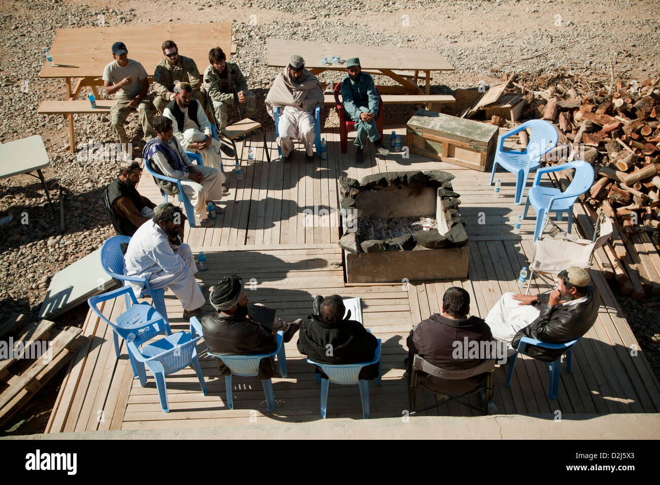 Delle forze speciali degli Stati Uniti a mantenere la sicurezza durante un incontro con il locale afghano e poliziotti nazionale di parlare di sé il supporto per l'ALP e ANP nella provincia di Farah, Afghanistan, 3 dicembre 2012. Foto Stock