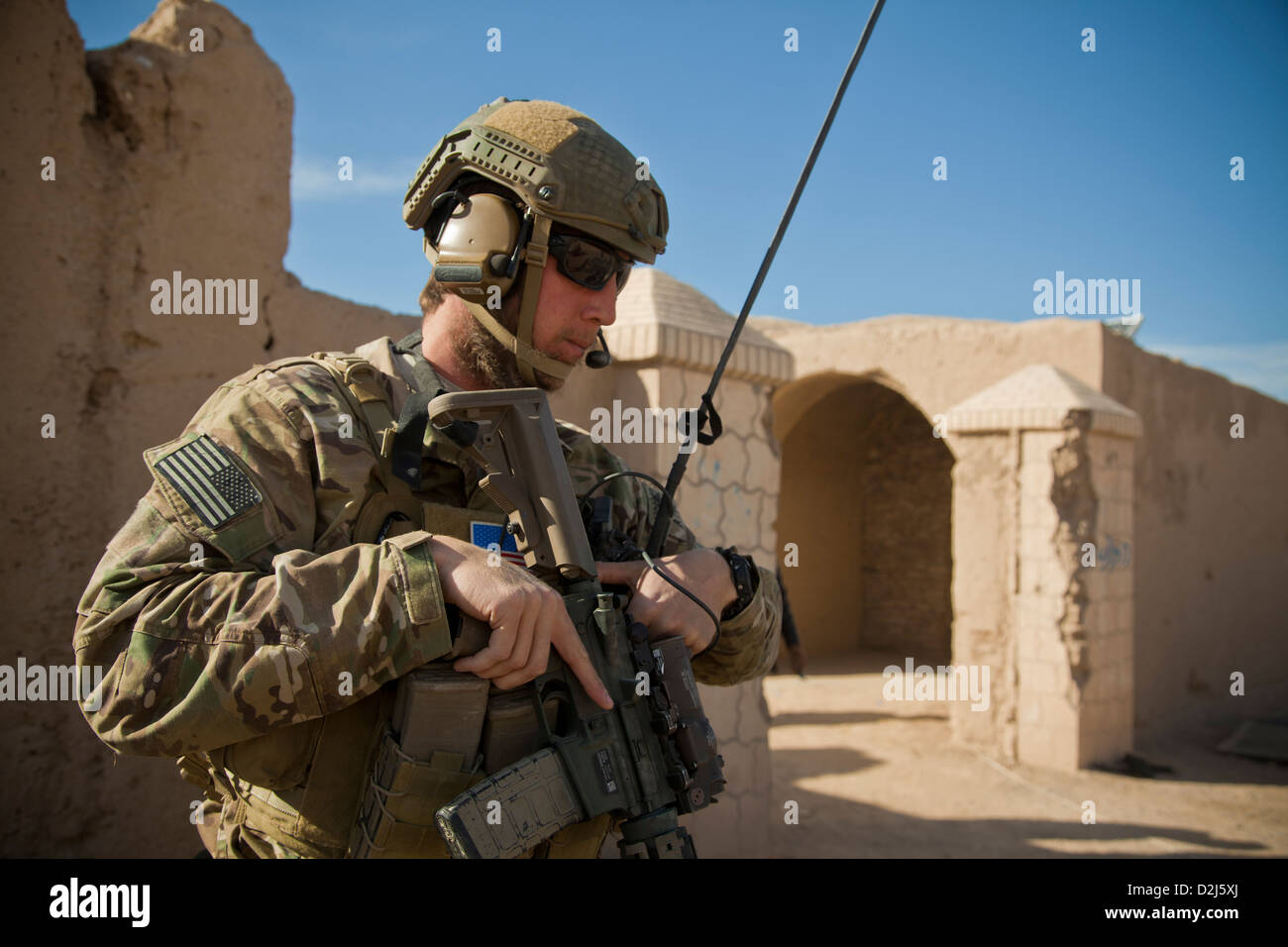 Delle forze speciali degli Stati Uniti a mantenere la sicurezza durante un incontro con il locale afghano e poliziotti nazionale di parlare di sé il supporto per l'ALP e ANP nella provincia di Farah, Afghanistan, 3 dicembre 2012. Foto Stock