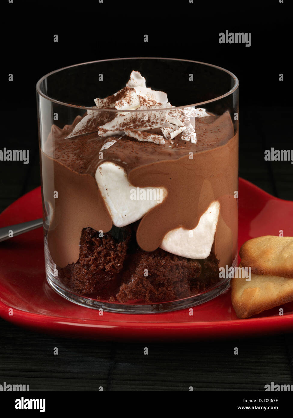 Condivisione di cioccolato dessert con tuiles e marshmallows Foto Stock