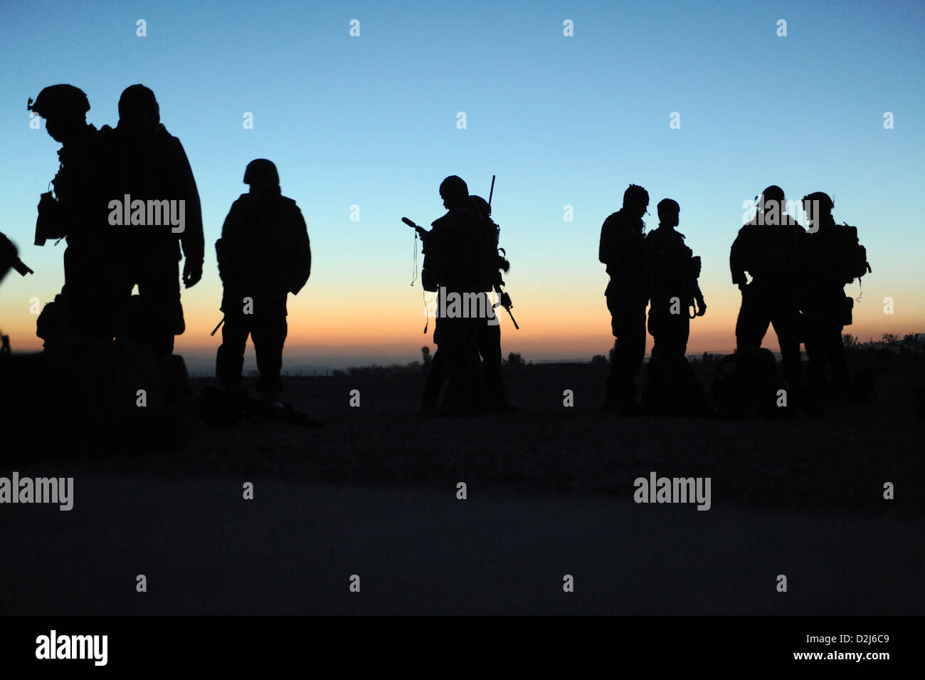 Commandos afghano e delle forze speciali degli Stati Uniti movimento attendono al tramonto per villaggi remoti lungo l'Afghanistan e Pakistan confine Dand Patan distretto, provincia di Paktia, Afghanistan Novembre 28, 2010. Foto Stock