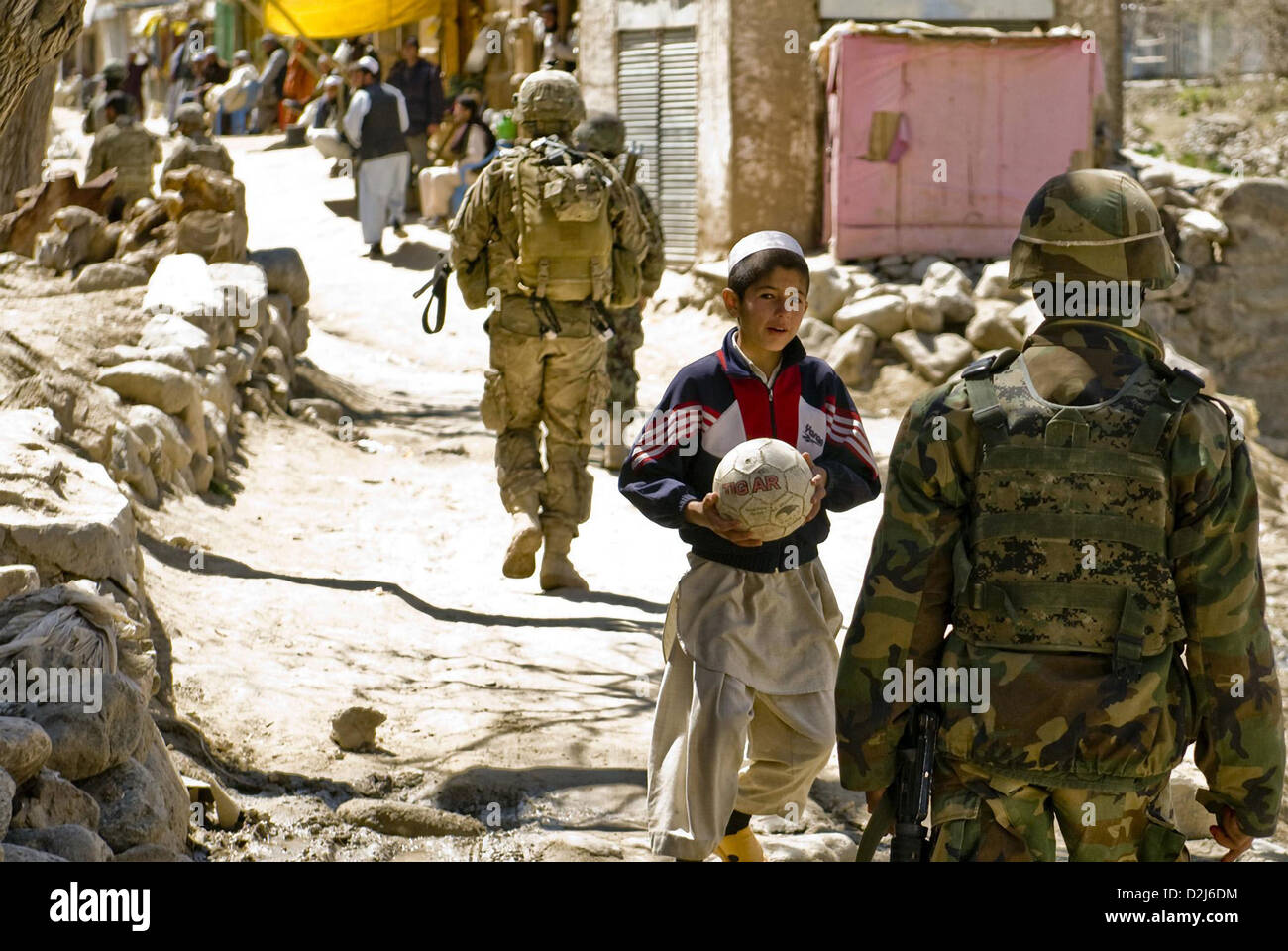 Noi e soldati afgani patrol Nawshad Village Aprile 2, 2012 in provincia di Logar, Afghanistan. I soldati USA ha fornito sicurezza come forze di sicurezza nazionali afgane ha parlato con la gente del posto e ricerca per le armi e materiali illegali durante l'operazione. Foto Stock