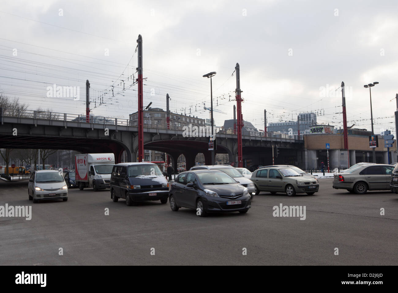 Il traffico al Boulevard du Midi di Bruxelles, Belgio. Un inquinamento atmosferico picco di 1 livello di smog avviso era stato annunciato per giovedì 24 e venerdì 25 gennaio 2013, nella capitale di credito: deadlyphoto.com / Alamy Live News Foto Stock