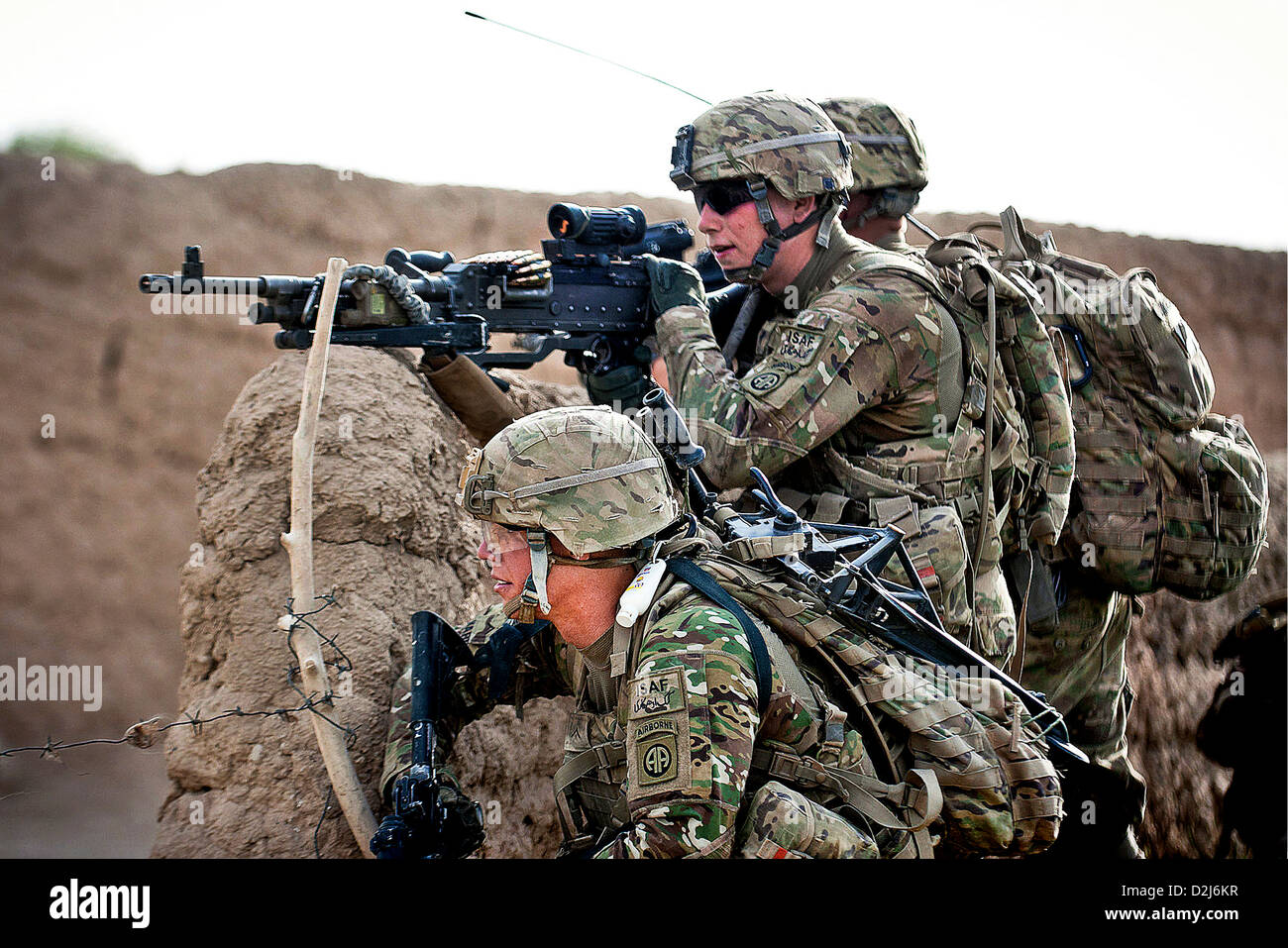 Un US Army mitragliatrice equipaggio imposta una posizione overwatch durante un piede patrol Maggio 8, 2012 in provincia di Ghazni, Afghanistan. Foto Stock