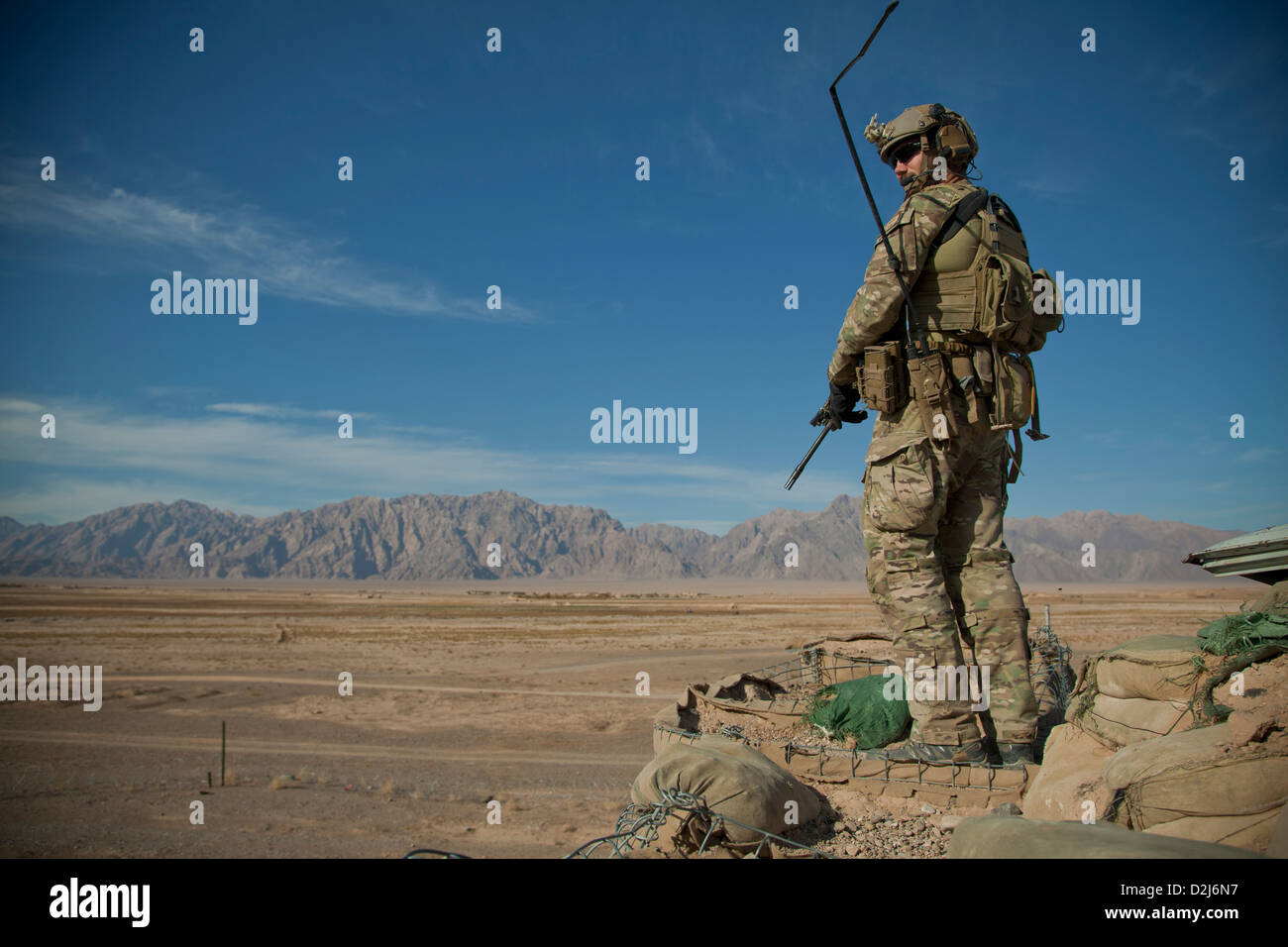Un US Special Forces Soldier mantiene la sicurezza durante un incontro con il locale afghano e poliziotti nazionale di parlare di sé il supporto per l'ALP e ANP nella provincia di Farah, Afghanistan, 3 dicembre 2012. Foto Stock