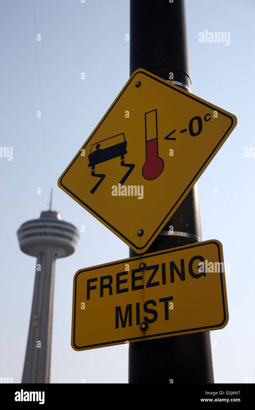 Avviso di nebbia di congelamento accanto alla Torre Skylon in Niagara Falls, Canada Foto Stock