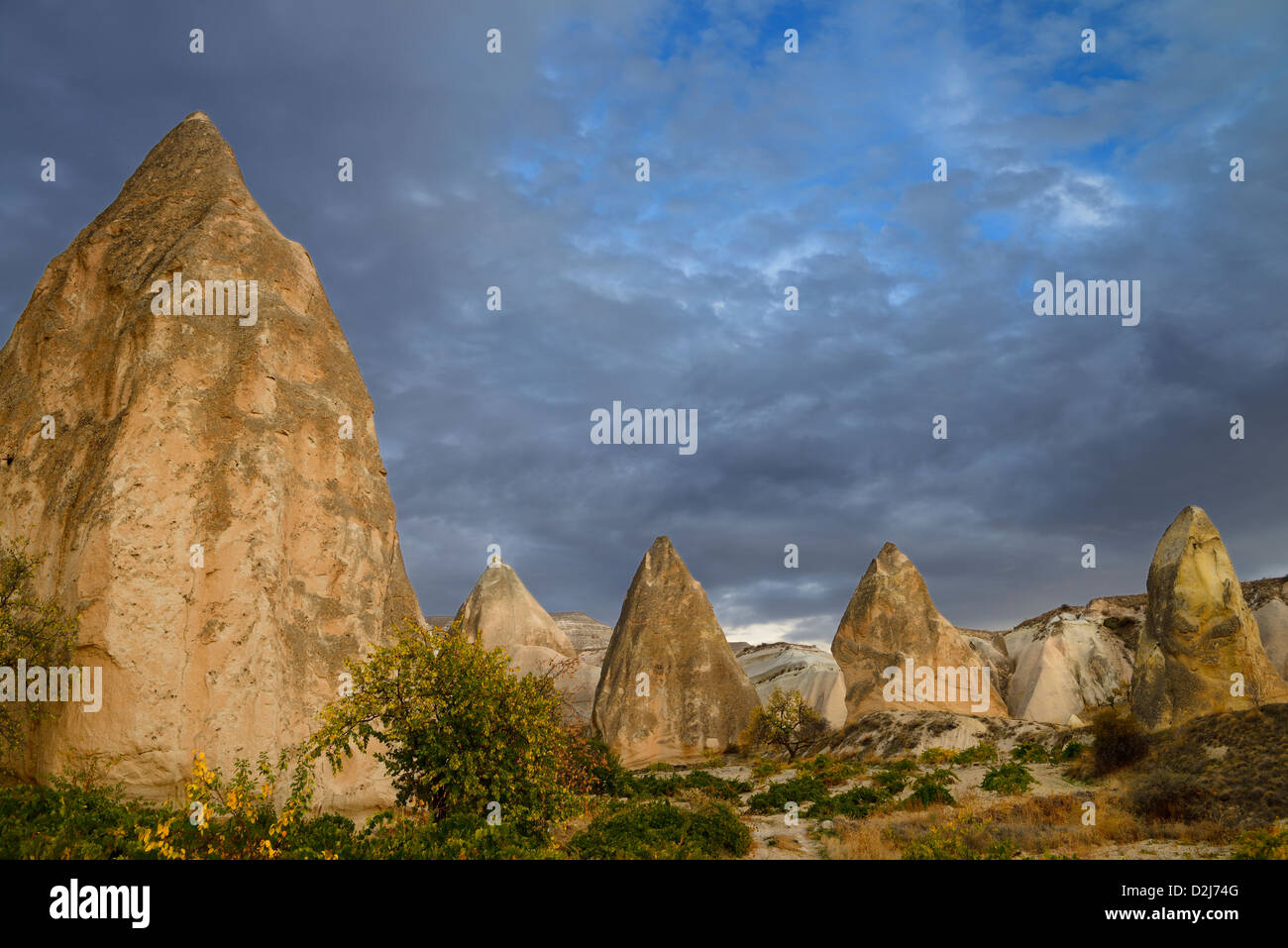 Luce della Sera sulla punta di guglie di roccia della Valle Rossa Cappadocia Nevsehir Turchia Foto Stock