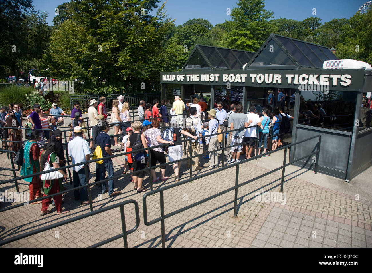 I turisti in coda per la Domestica della Foschia tour in barca biglietti presso la biglietteria in Niagara Falls, Canada Foto Stock