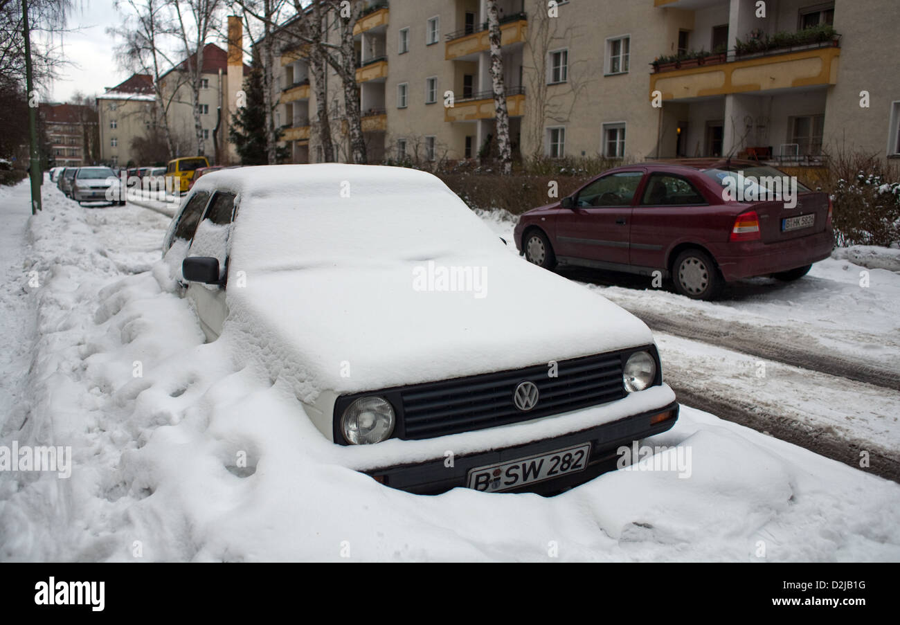 Berlino, Germania, fornito nevicato auto in una strada laterale Foto Stock