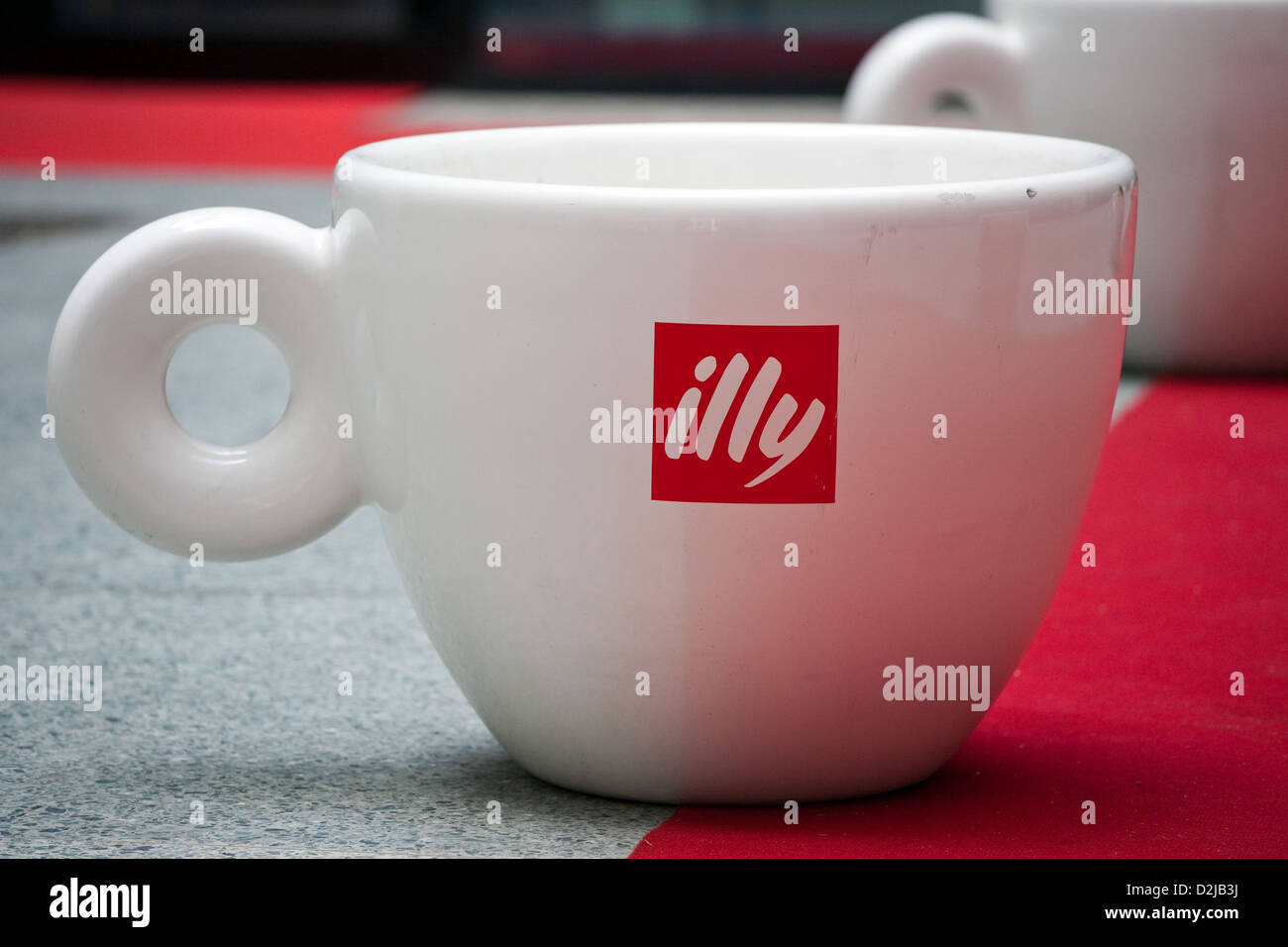 Berlino, Germania, una gigantesca tazza di caffè Illy fabbricante Foto  stock - Alamy