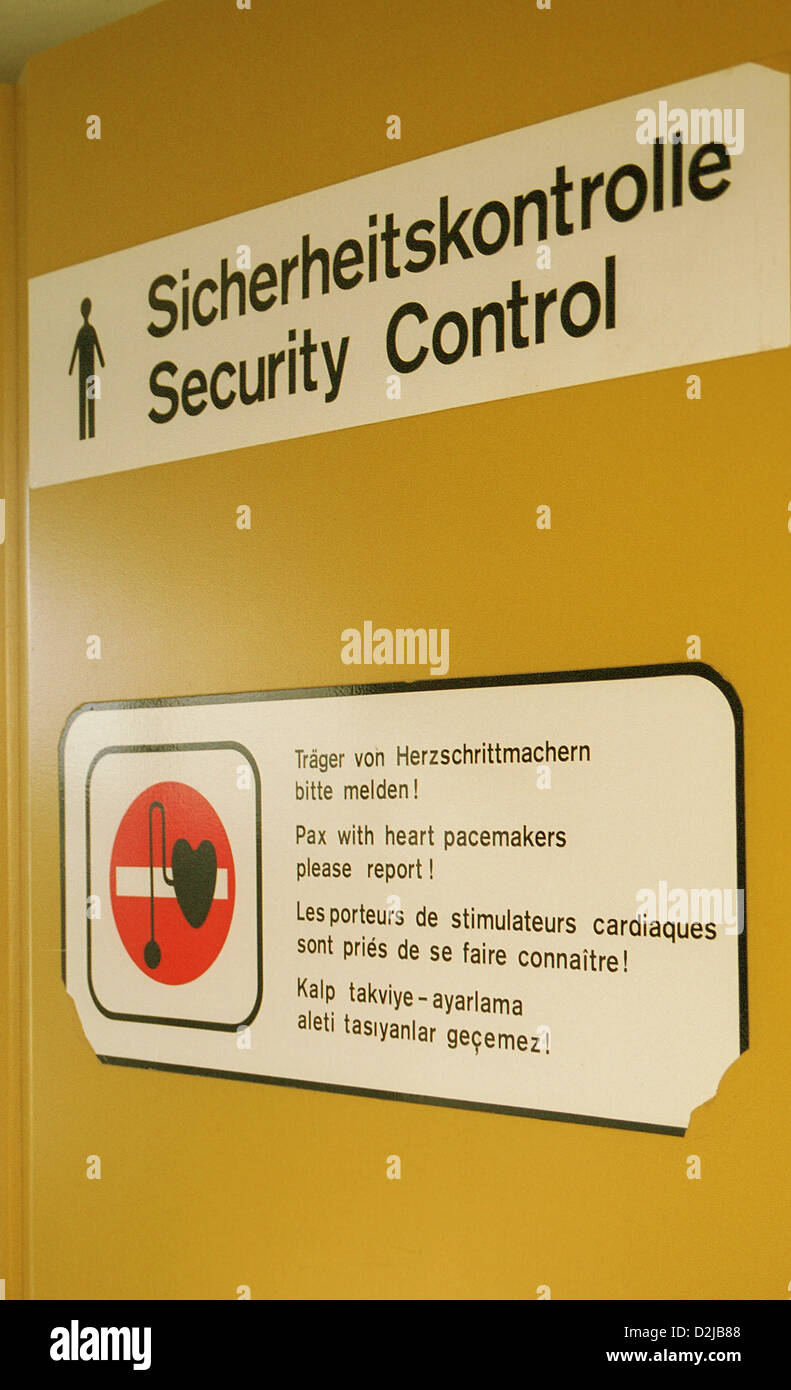 Berlino, Germania, segno di controllo di sicurezza Foto Stock