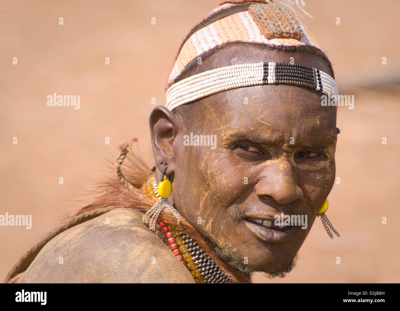 Colpo alla testa di uomo Dassenech mostra bordato archetto e acconciatura elaborata Foto Stock Colpo alla testa di uomo Dassenech mostra bordato archetto e acconciatura elaborata Foto Stock
