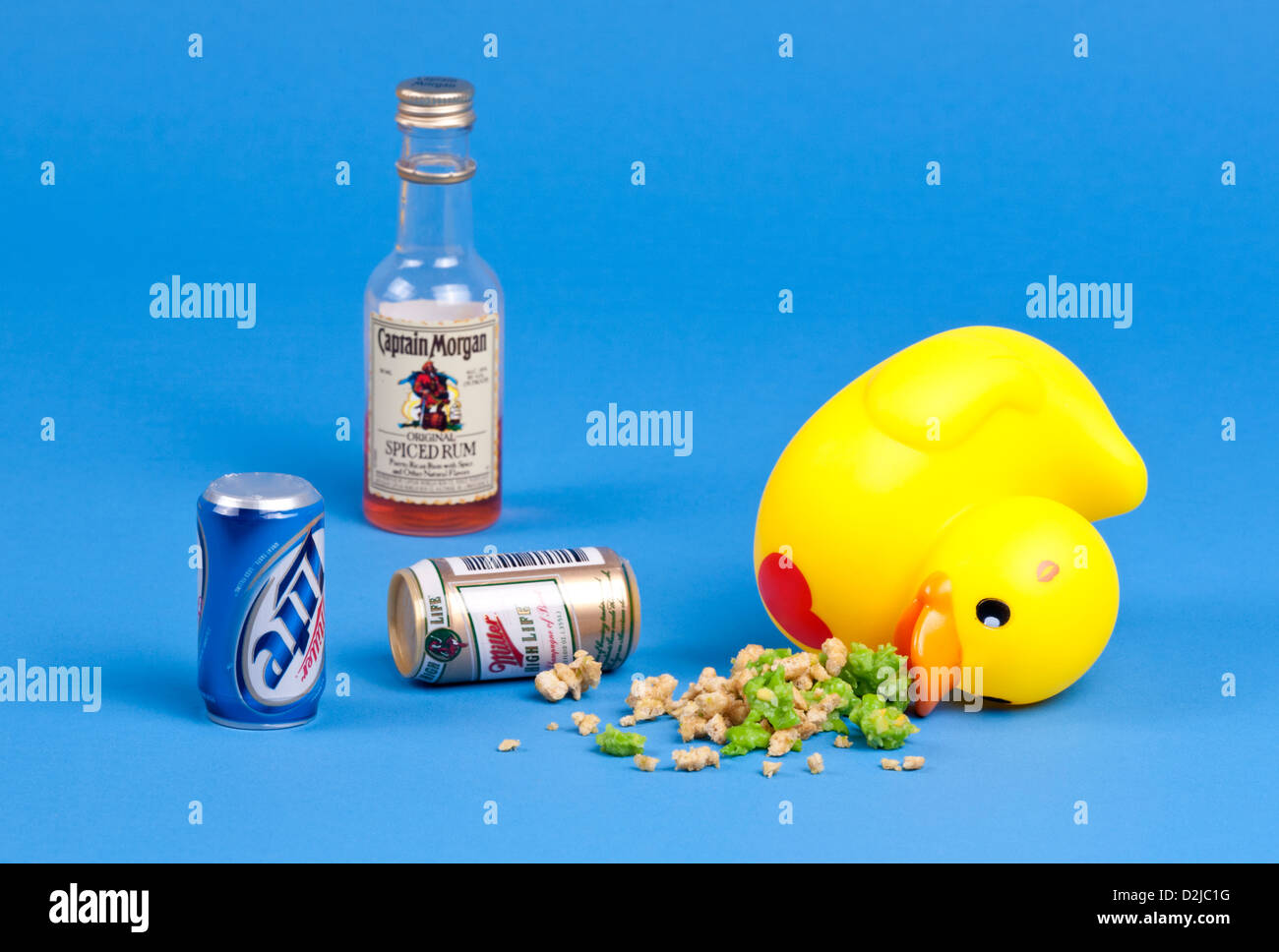 Ubriaco giallo rubber duck passata fuori in un pool di suo vomito. Foto Stock