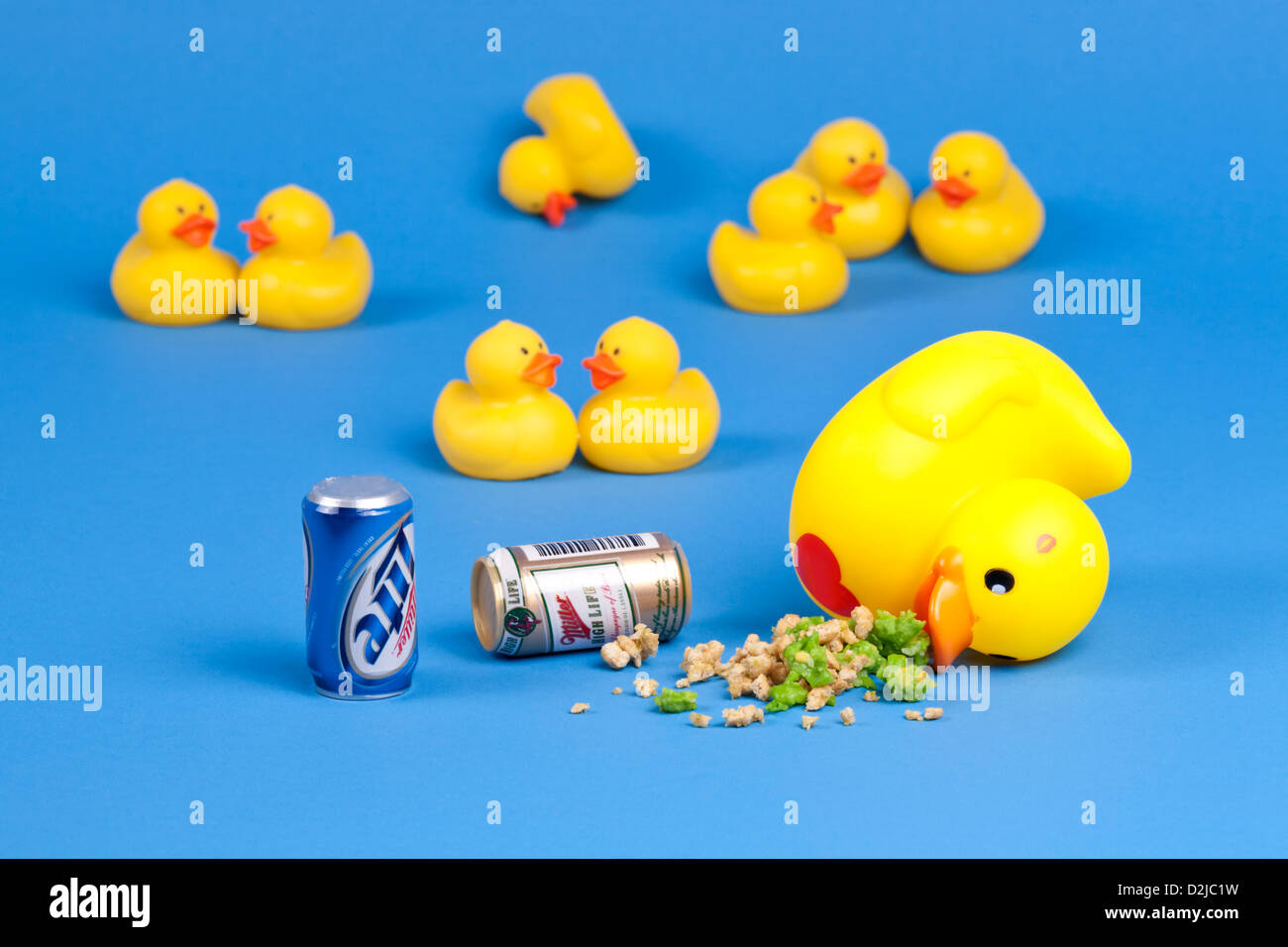 Ubriaco giallo rubber duck passata fuori in un pool di suo vomito. Foto Stock