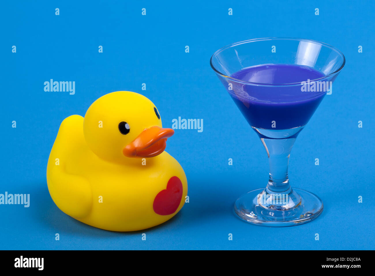 Gomma gialla di anatra con drink. Foto Stock