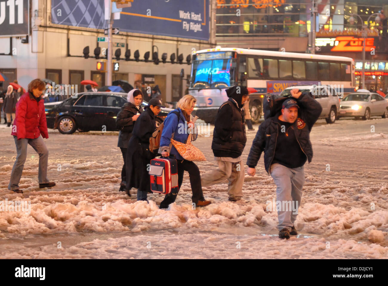 La città di New York, Stati Uniti d'America, i pedoni attraversano la snowy Times Square Foto Stock