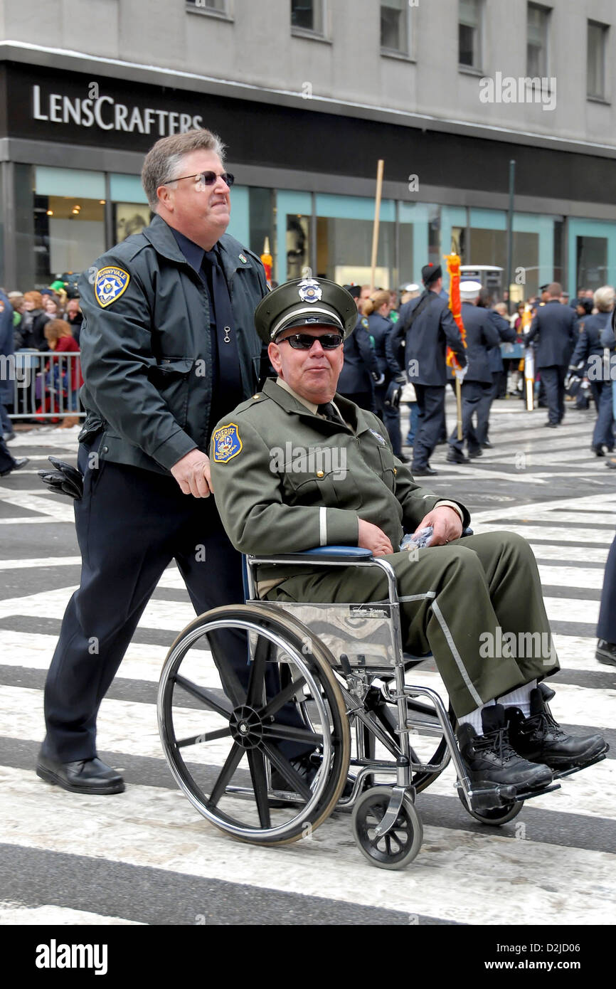 La città di New York, Stati Uniti d'America, un veterano di guerra in una sedia a rotelle in parata per la festa di San Patrizio Foto Stock