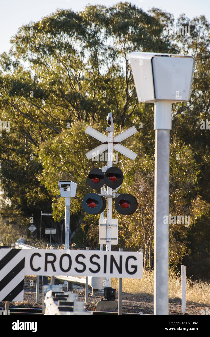 Misure di sicurezza in alcuni passaggi a livello in Victoria, Australia Foto Stock