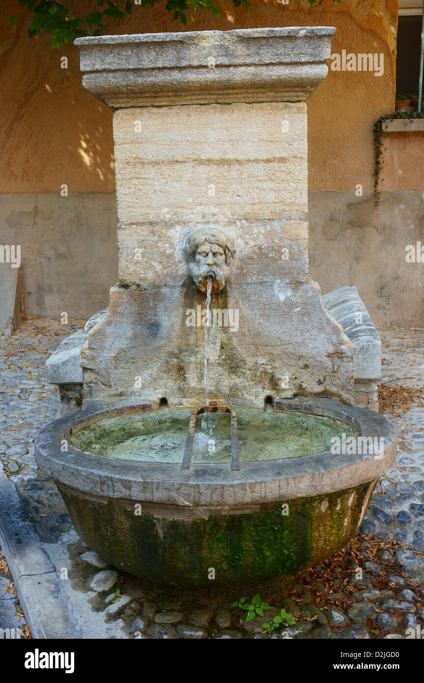 Fontana del villaggio della Provenza Francia Foto Stock