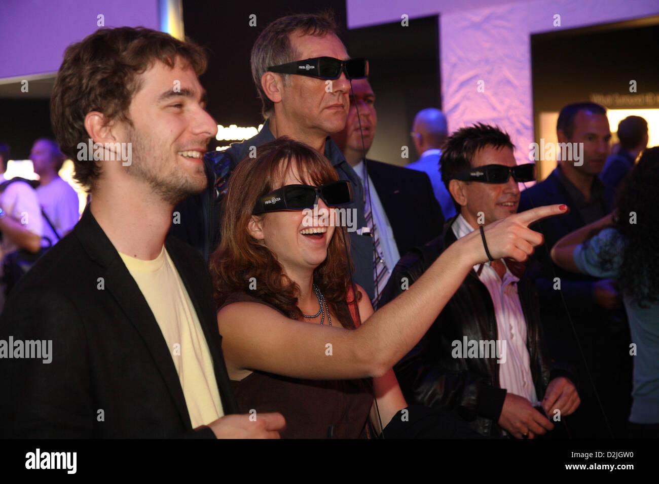 Berlino, Germania, i visitatori con occhiali 3D con otturatore a IFA Foto Stock