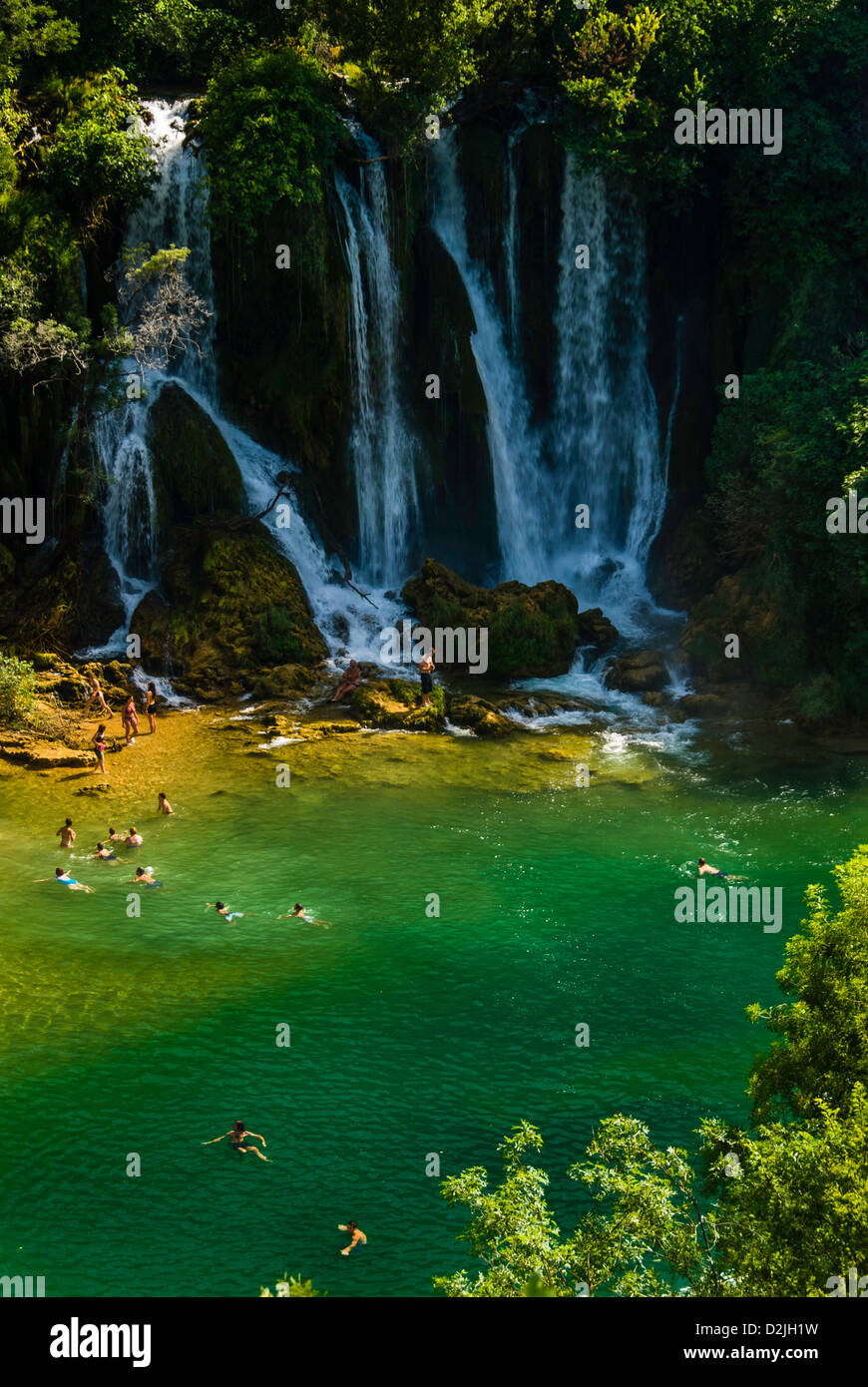 Le persone in vacanza - Kravica cascate sul fiume Trebizat Foto Stock