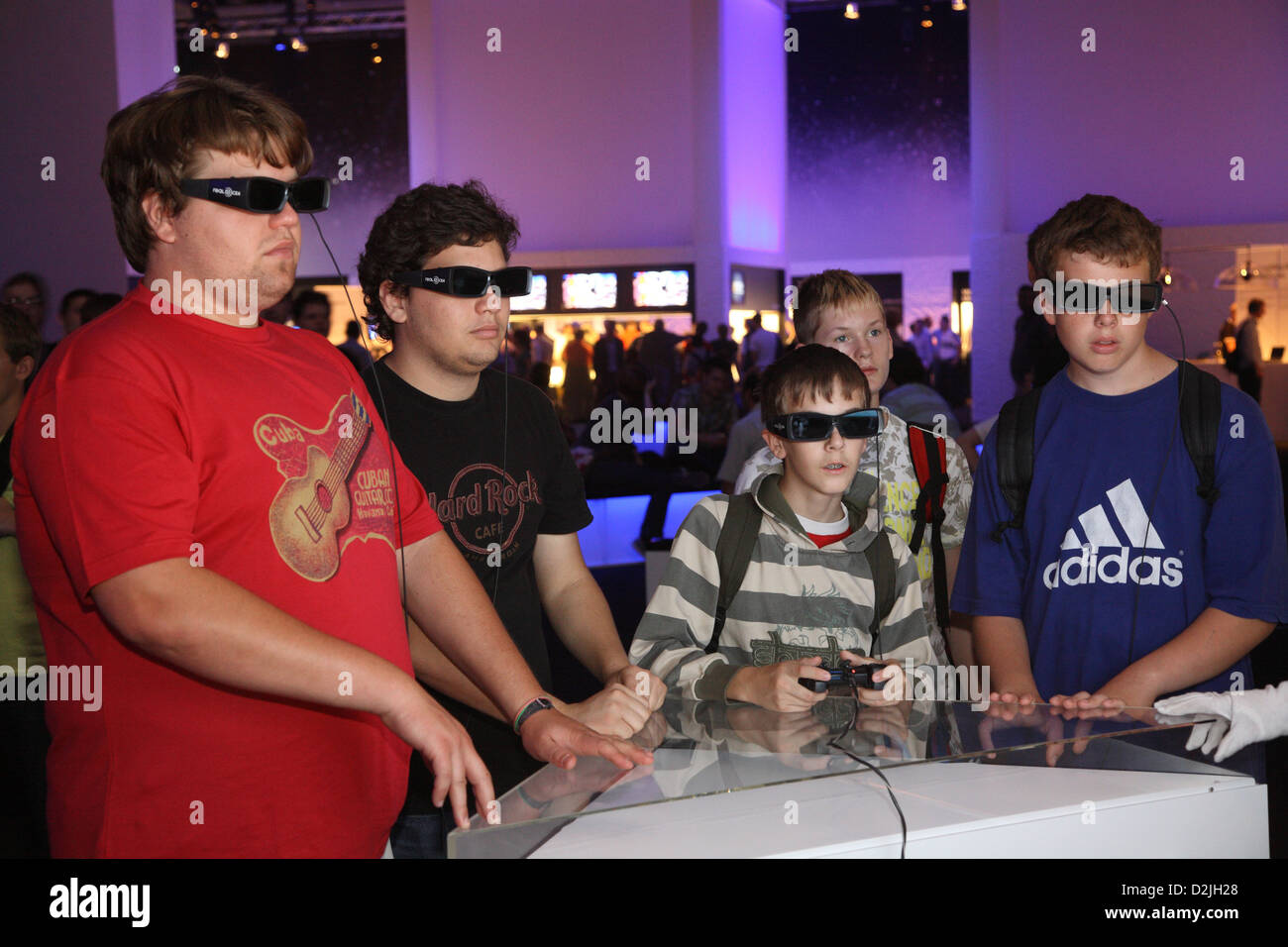 Berlino, Germania, i visitatori a IFA con 3D Eyewear giocare con la PlayStation 3 Foto Stock