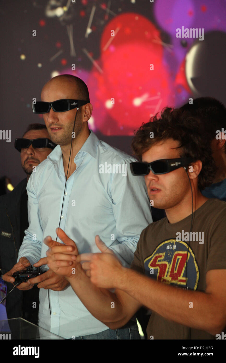 Berlino, Germania, i visitatori a IFA con 3D Eyewear giocare con la PlayStation 3 Foto Stock