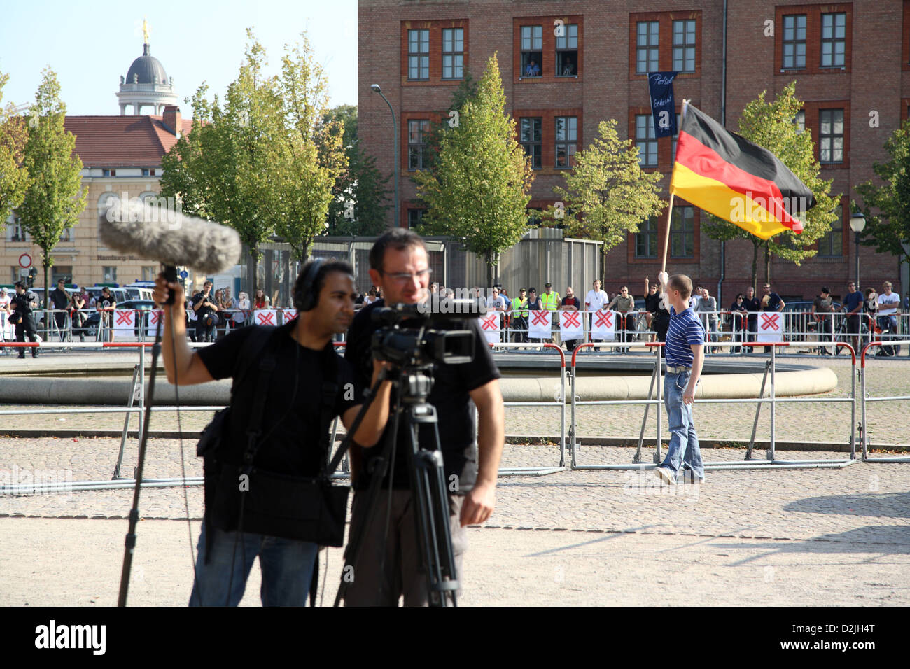 Potsdam, Germania, giornalista TV in corrispondenza di un bordo di una demo del DVU Foto Stock