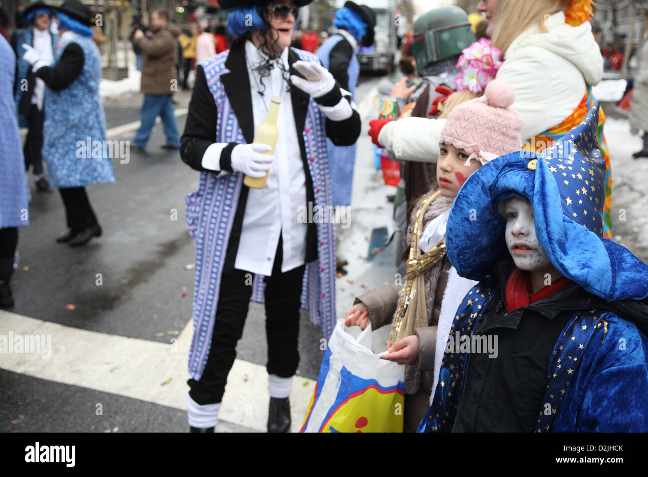Berlino, Germania, i bambini vestiti in sfilata di carnevale a Kurfürstendamm Foto Stock