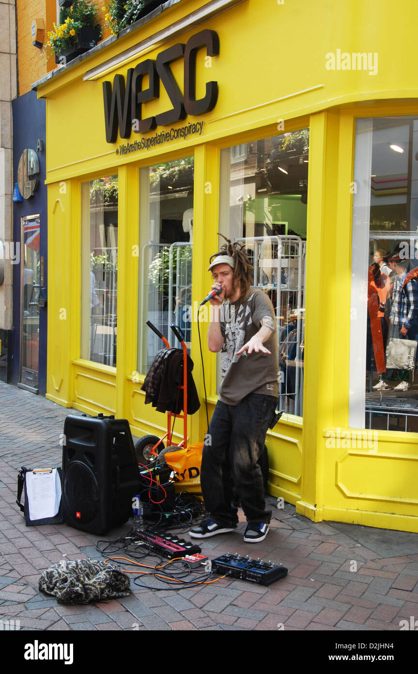 Musicista di strada a Londra in Carnaby Street, Regno Unito Foto Stock