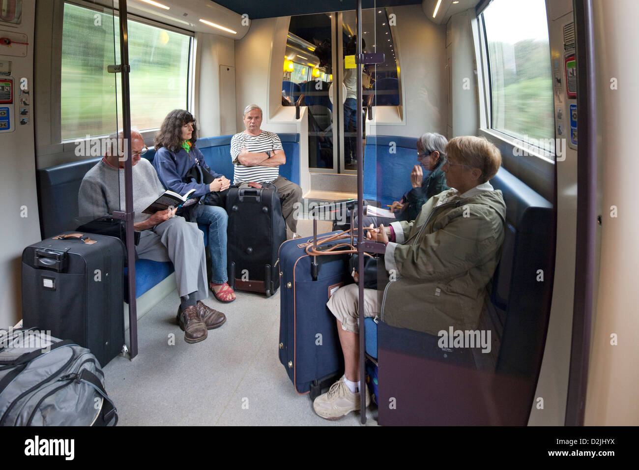 Francia, viaggiatori in seduta il TGV (treno a Grande Vitesse) a Parigi Foto Stock