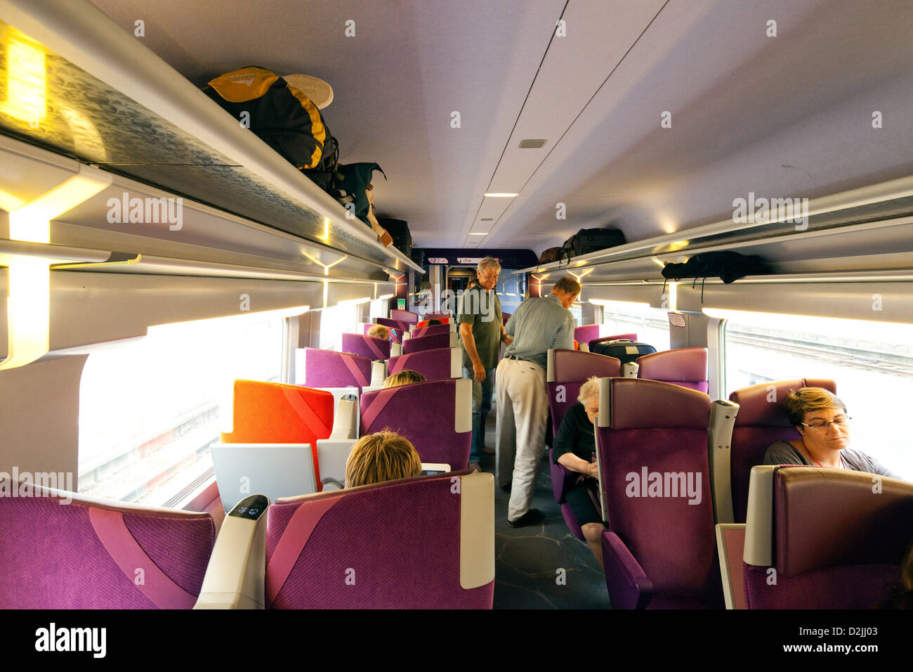 Francia, viaggiatori in seduta il TGV (treno a Grande Vitesse) a Parigi Foto Stock