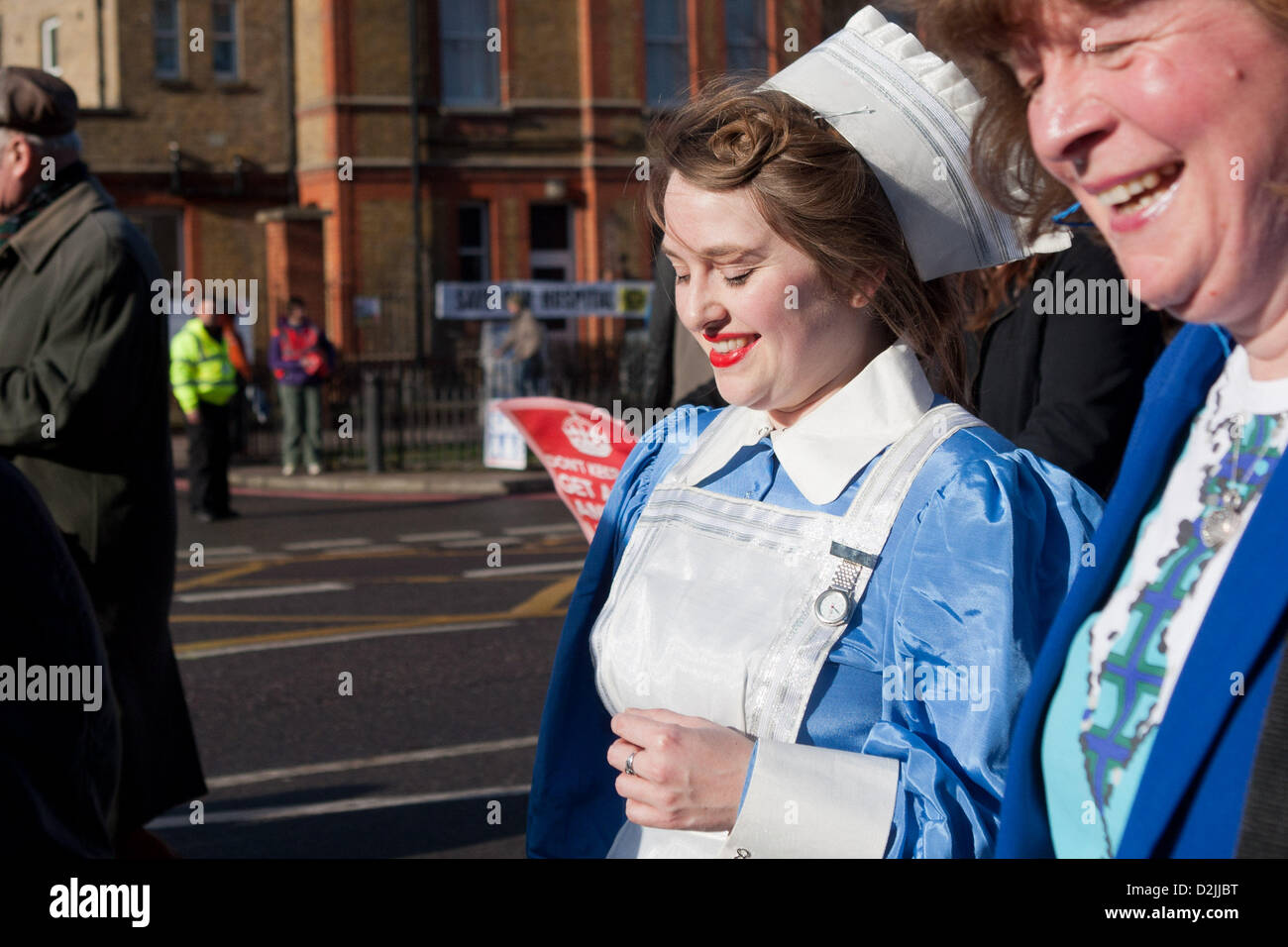 Londra REGNO UNITO. Il 26 gennaio 2013. . Migliaia di persone locali in marcia per un rally in opposizione alle chiusure di ospedale pass Lewisham Hospital. Il segretario di Stato Jeremy Hunt rivela la sua risposta alle raccomandazioni di fiducia amministratore Speciale Matteo Kershaw il 4 febbraio 2013. Questi potrebbero provocare la chiusura di Lewisham Hospital. Credito: martyn wheatley / Alamy Live News Foto Stock