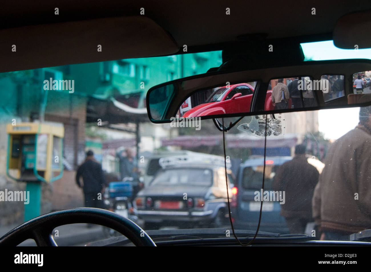Il Cairo, Egitto, visibile attraverso il parabrezza di un taxi Foto Stock