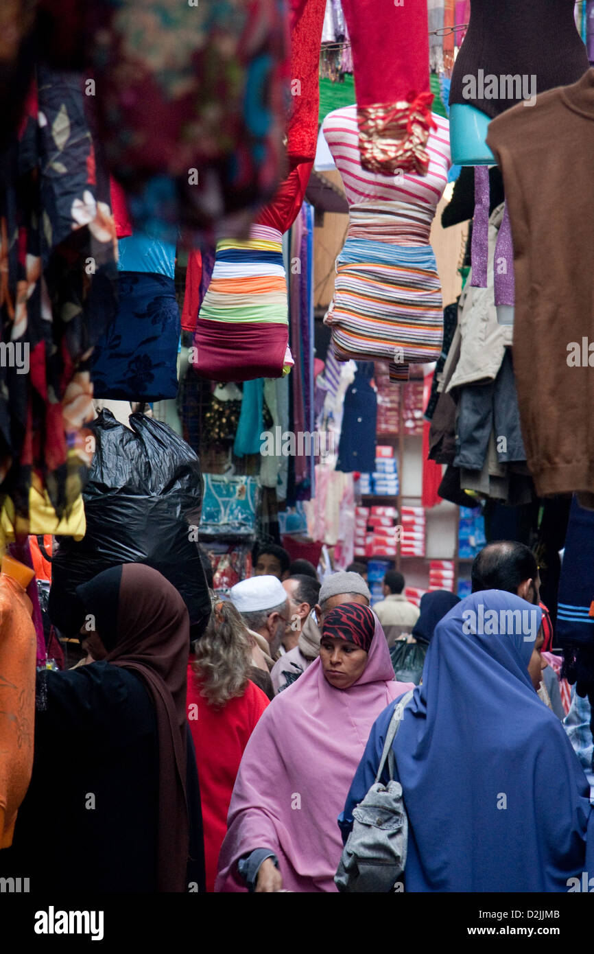 Il Cairo, Egitto, donne con il velo nella corsia di tessili a Khan el-Khalili Foto Stock