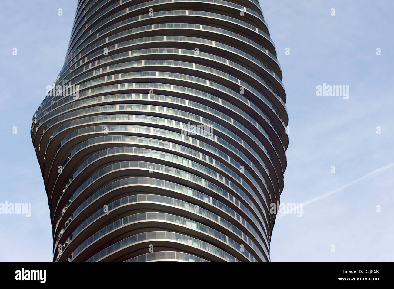 La sezione centrale del 60 piano alto edificio condominiale Foto Stock