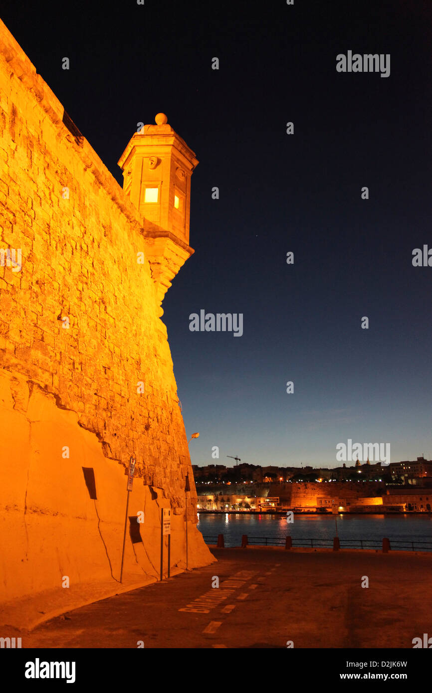 Il famoso belvedere o Vedette sulle fortificazioni di Senglea affacciato sul Grand Harbour di Malta. Prese nel crepuscolo della sera Foto Stock