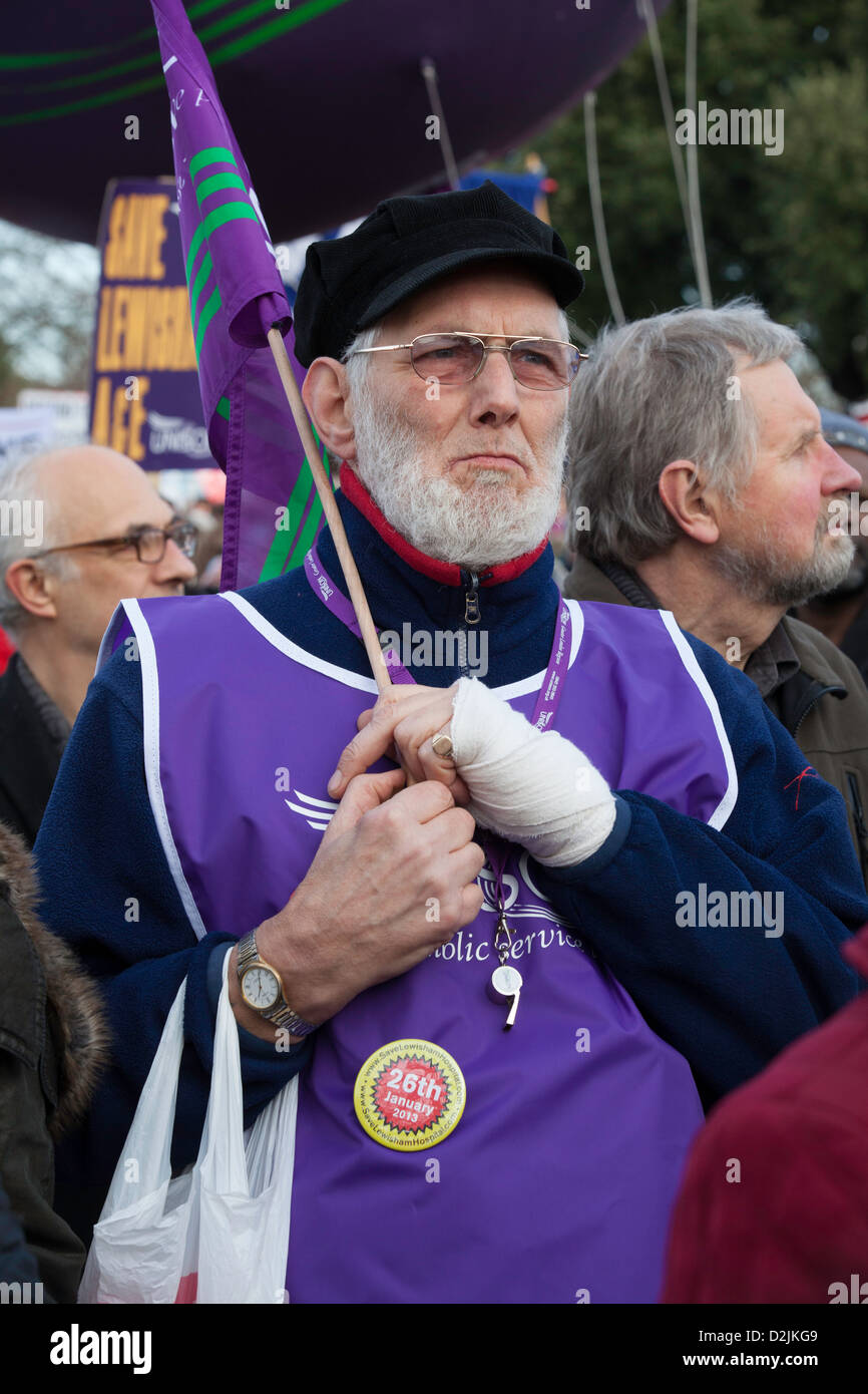 Migliaia hanno partecipato al meeting point del parco mountsfield dopo una lunga marcia dalla stazione di Lewisham, passato ospedale a Lewisham Foto Stock