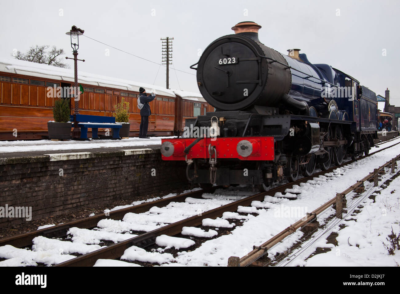 Locomotiva a vapore King Edward il secondo numero 6023 a Quorn Station nella neve. Grande Stazione Centrale ferroviaria Loughborough. Foto Stock