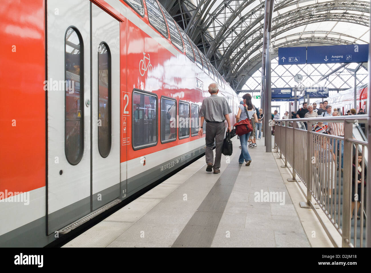 I treni e i passeggeri a Dresden Hauptbahnhof interno di una stazione Germania Foto Stock