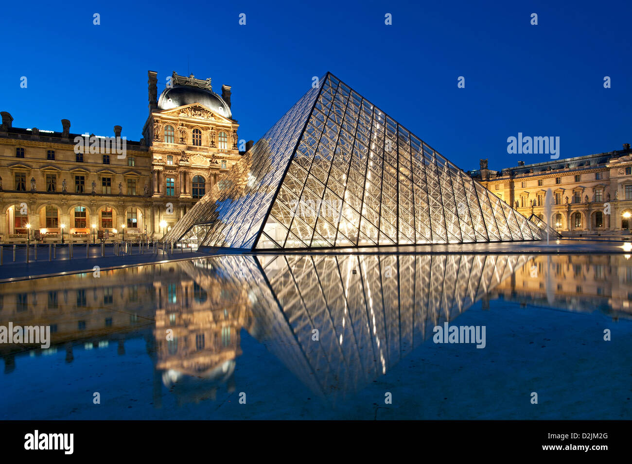 Il Louvre di notte Parigi Francia Foto Stock