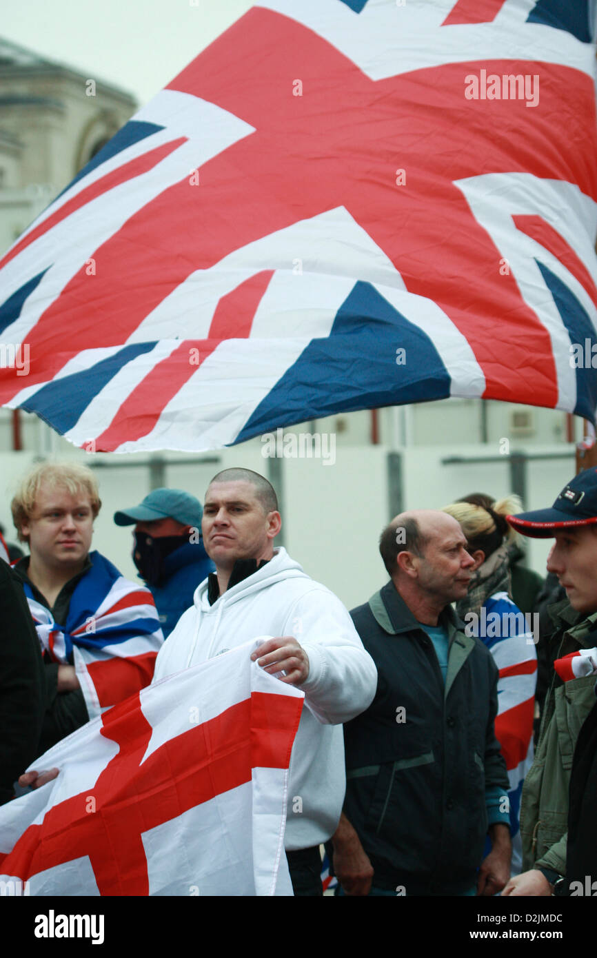 I membri dell'inglese forza di volontariato assemblare a protestare in Birmingham Foto Stock